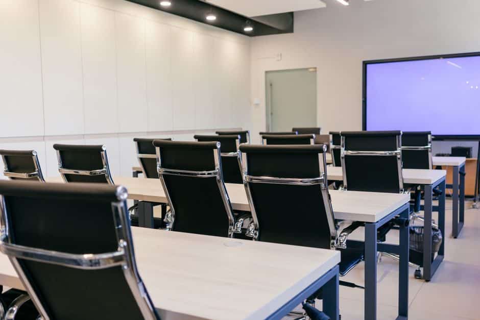 Salle de réunion rangée et nettoyée