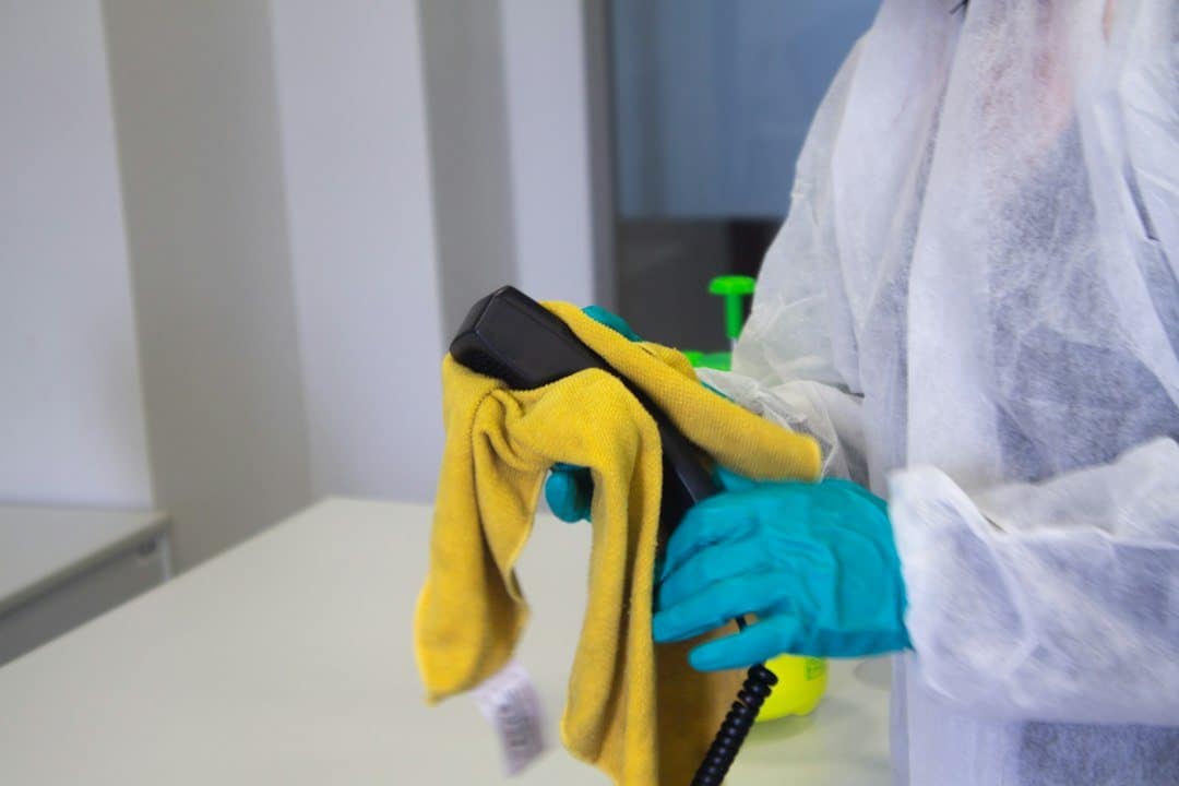 Désinfection de surfaces par un agent en tenue de protection