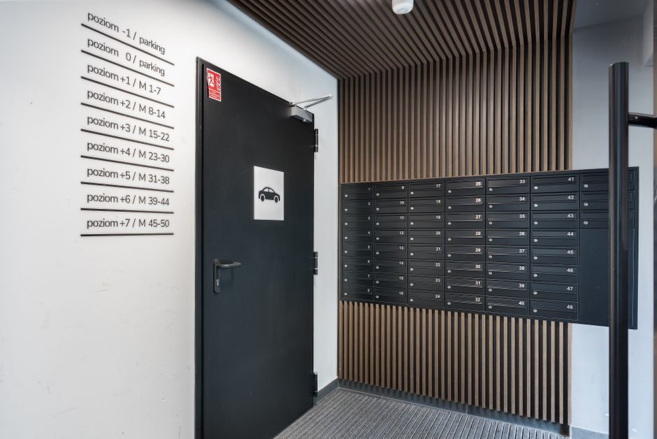 Espace boîtes aux lettres d'un immeuble entretenu