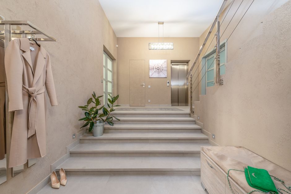 Hall d'entrée de résidence propre avec escalier et ascenseur