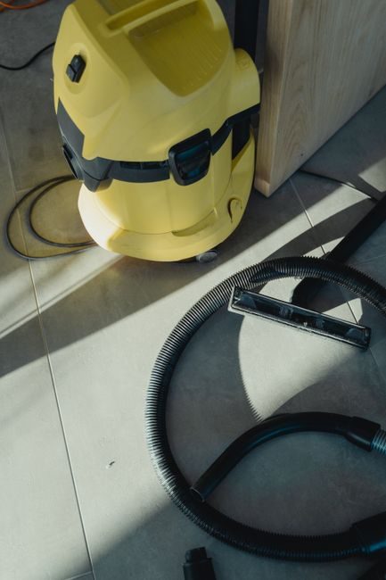 Aspirateur eau et poussière professionnel sur un sol carrelé