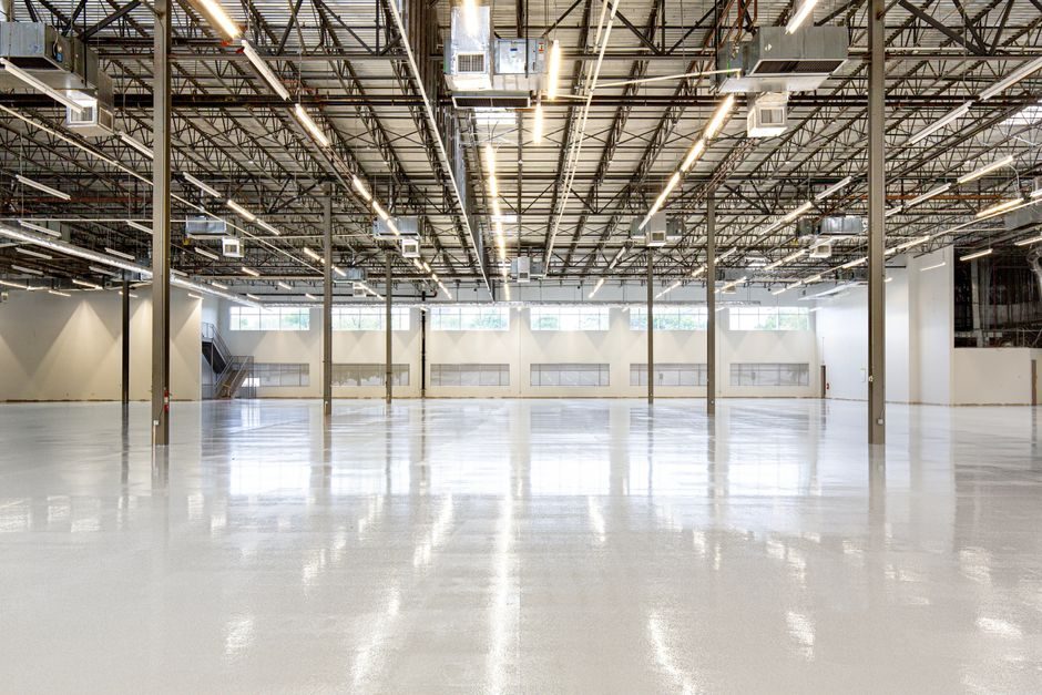 Sol de bâtiment industriel lustré et brillant après remise en état