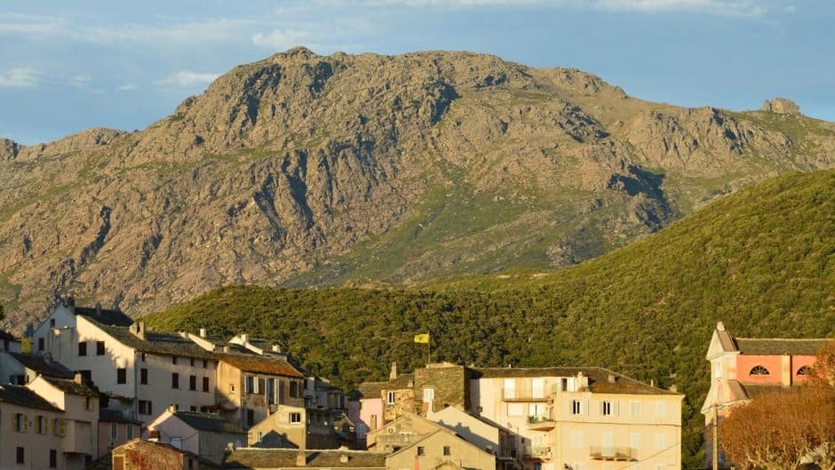 Village de Nonza et montagnes du Cap Corse en Haute-Corse